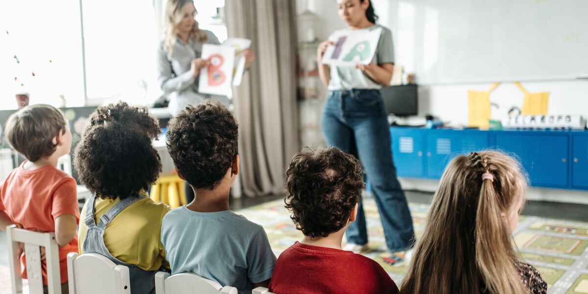 Niños trabajando con sus cuadernos de actividades en el aula